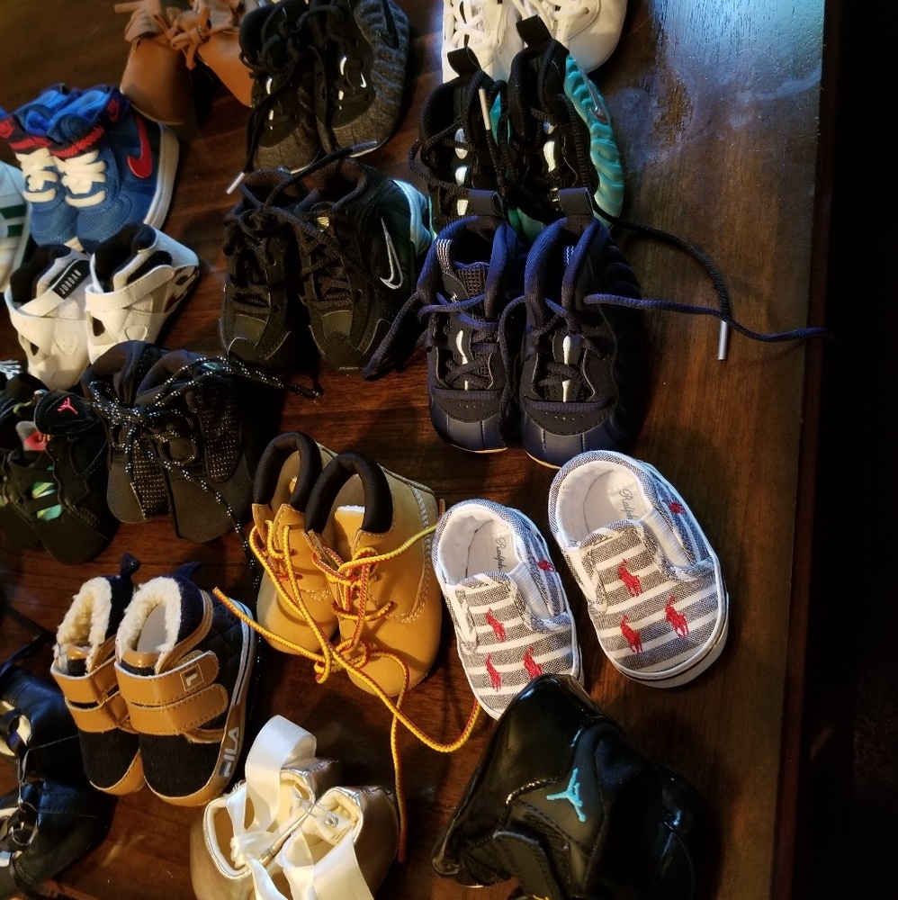 Alot of shoes size 1 to 2 newborn( please look)